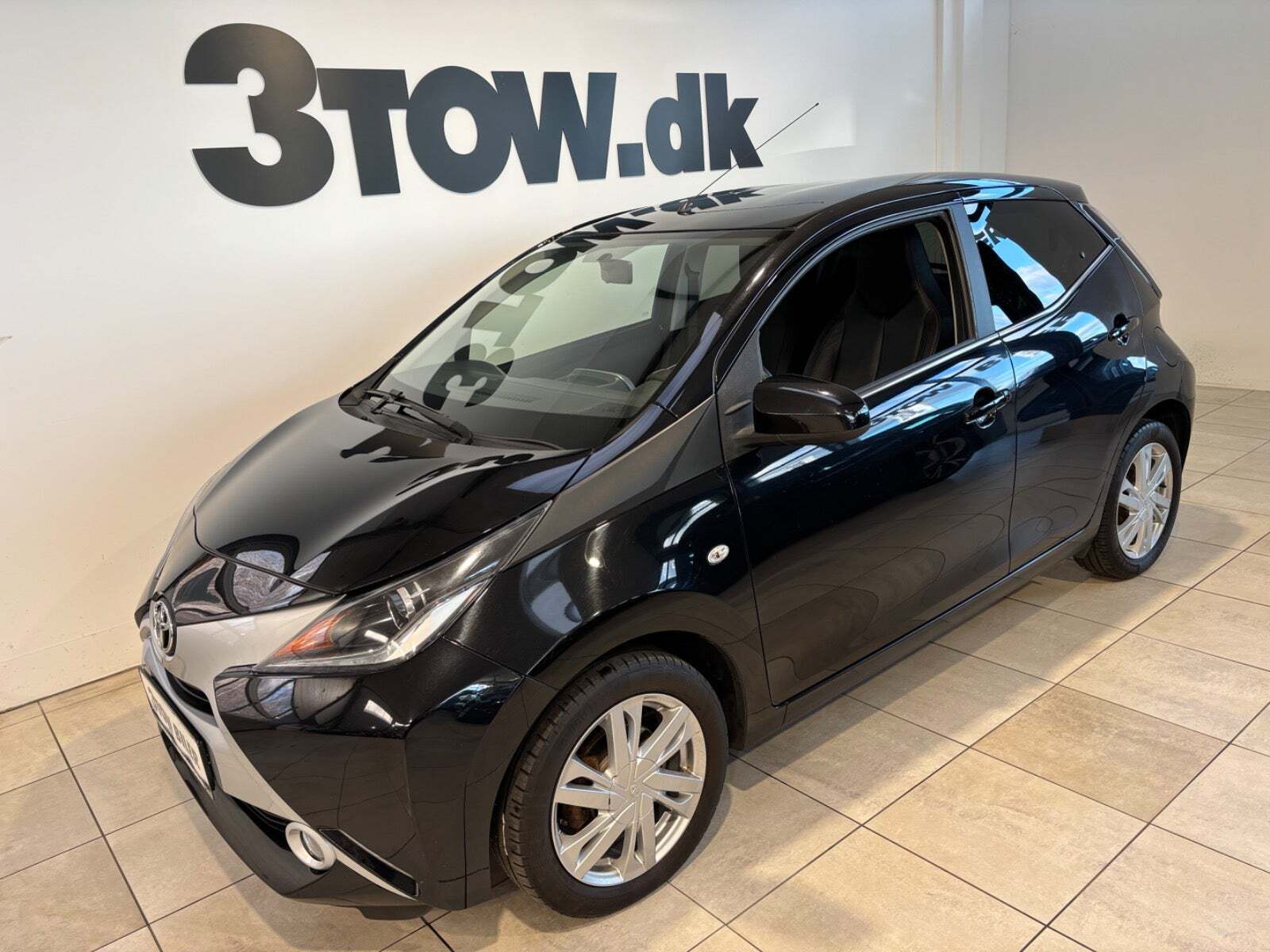 Sort Toyota Aygo fra 2015 set udefra