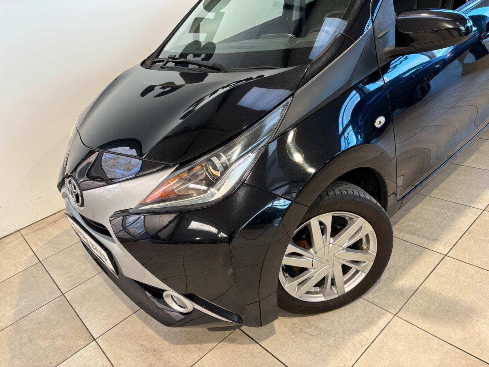 Sort Toyota Aygo fra 2015