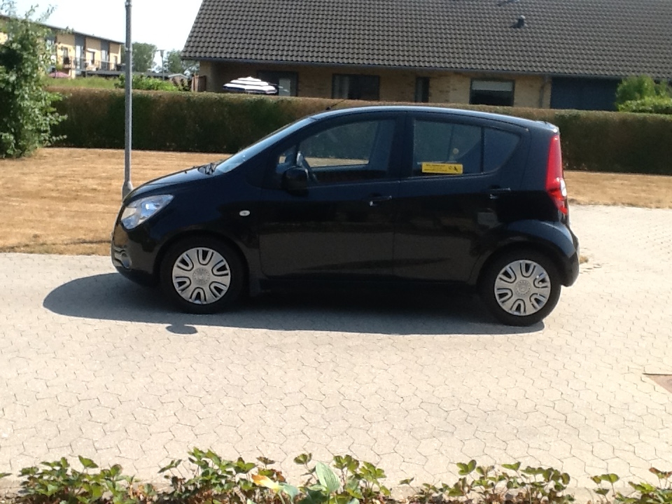 Sort Opel Agila fra 2009