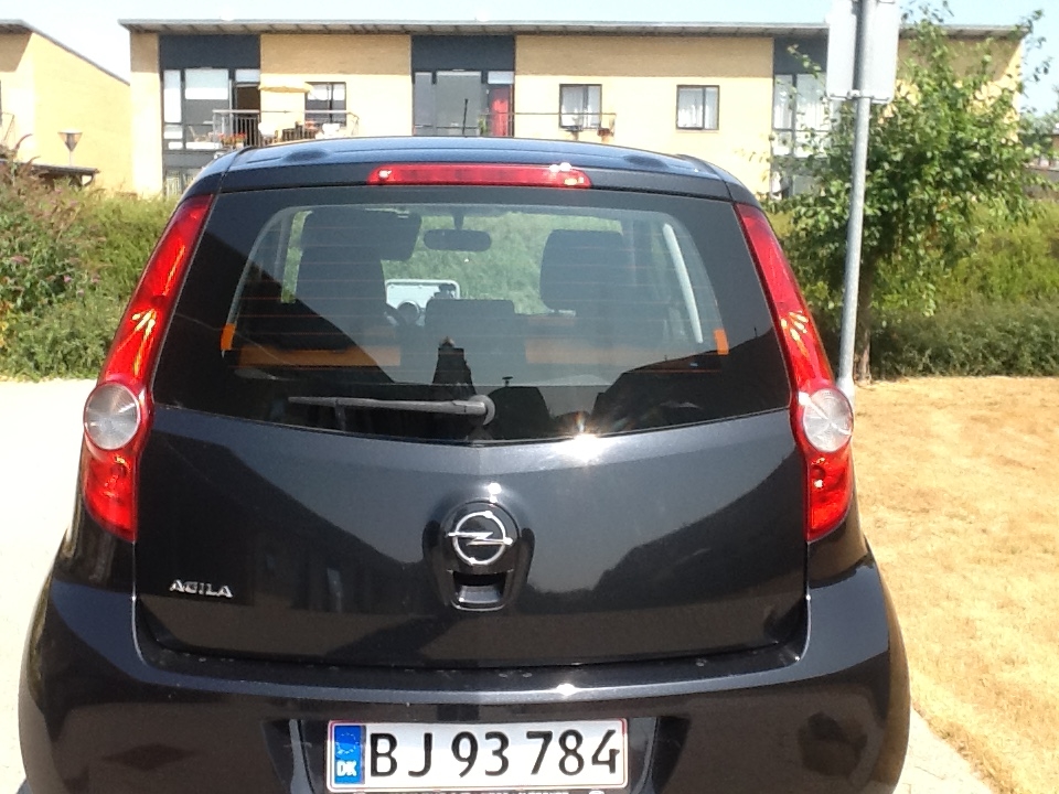 Sort Opel Agila fra 2009