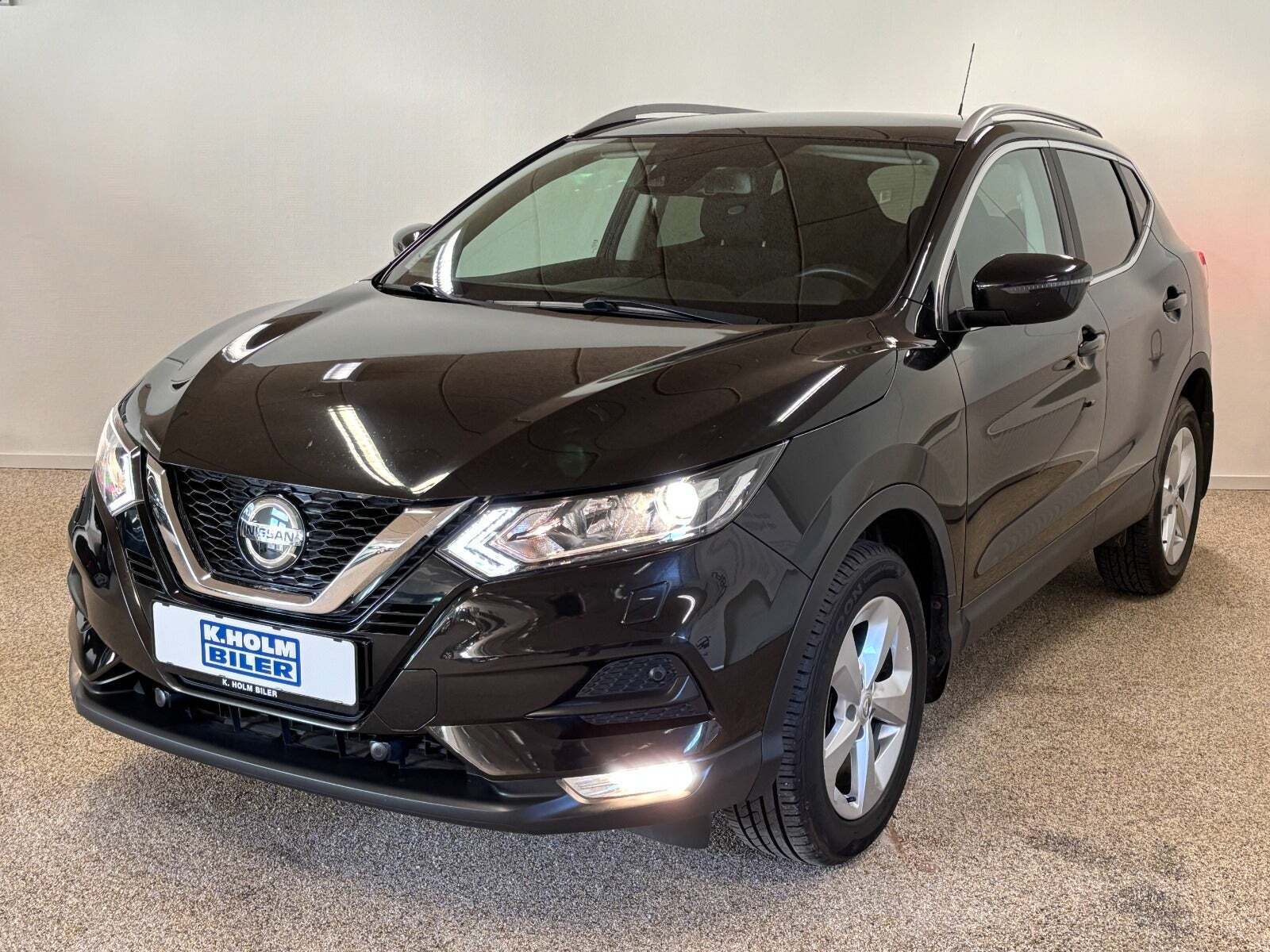 Sort Nissan Qashqai fra 2020 set udefra