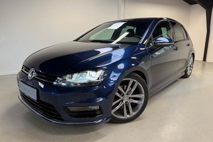 Blå VW Golf VII fra 2017 set udefra