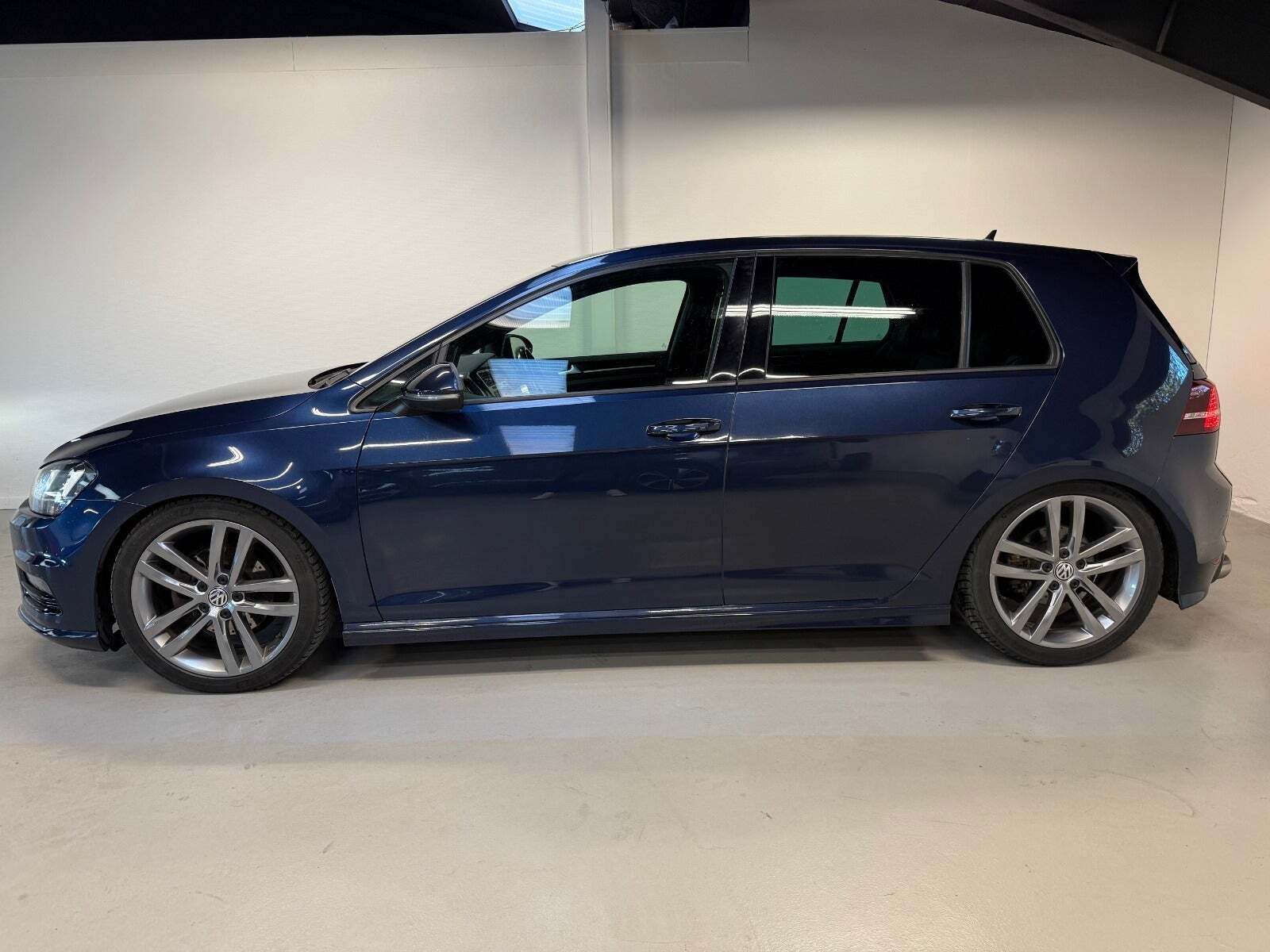 Blå VW Golf VII fra 2017