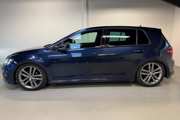 Blå VW Golf VII fra 2017