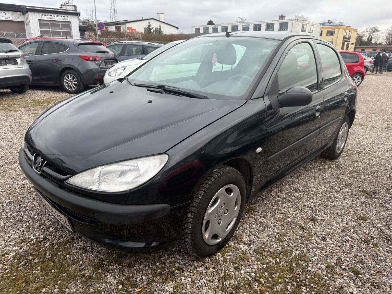 Sort Peugeot 206 fra 2003 set udefra