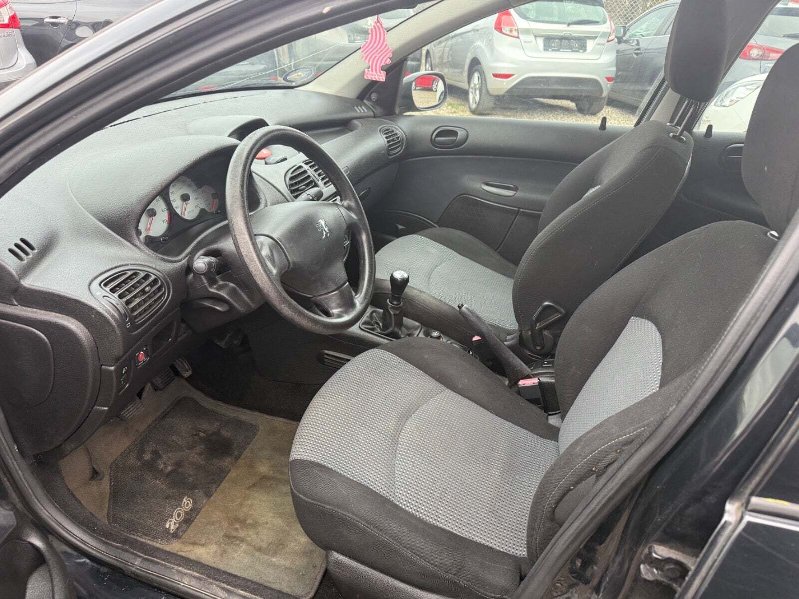 Sort Peugeot 206 fra 2003