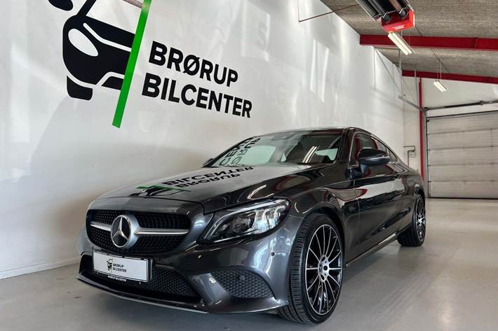 Grå Mercedes C220 d fra 2018 set udefra