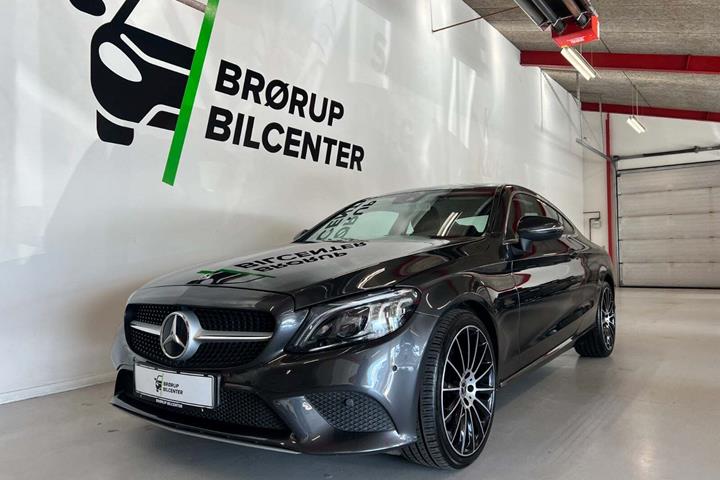 Grå Mercedes C220 d fra 2018 set udefra