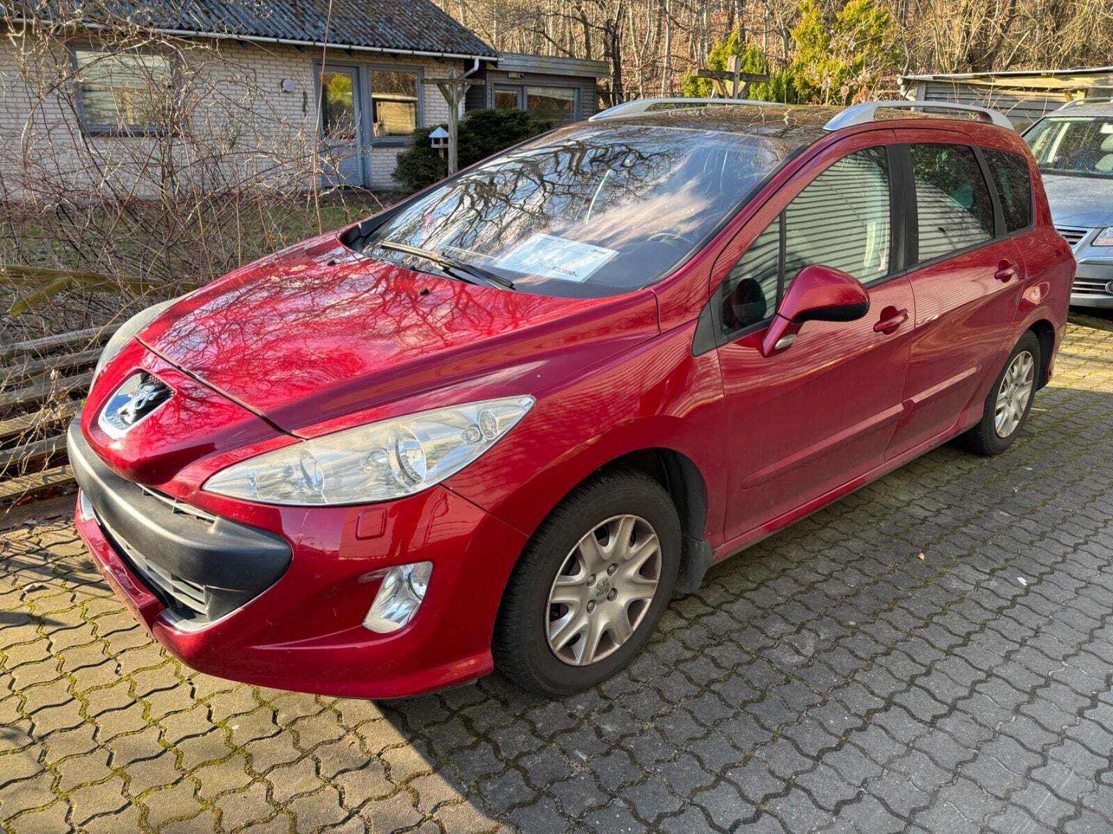 Rød Peugeot 308 fra 2010