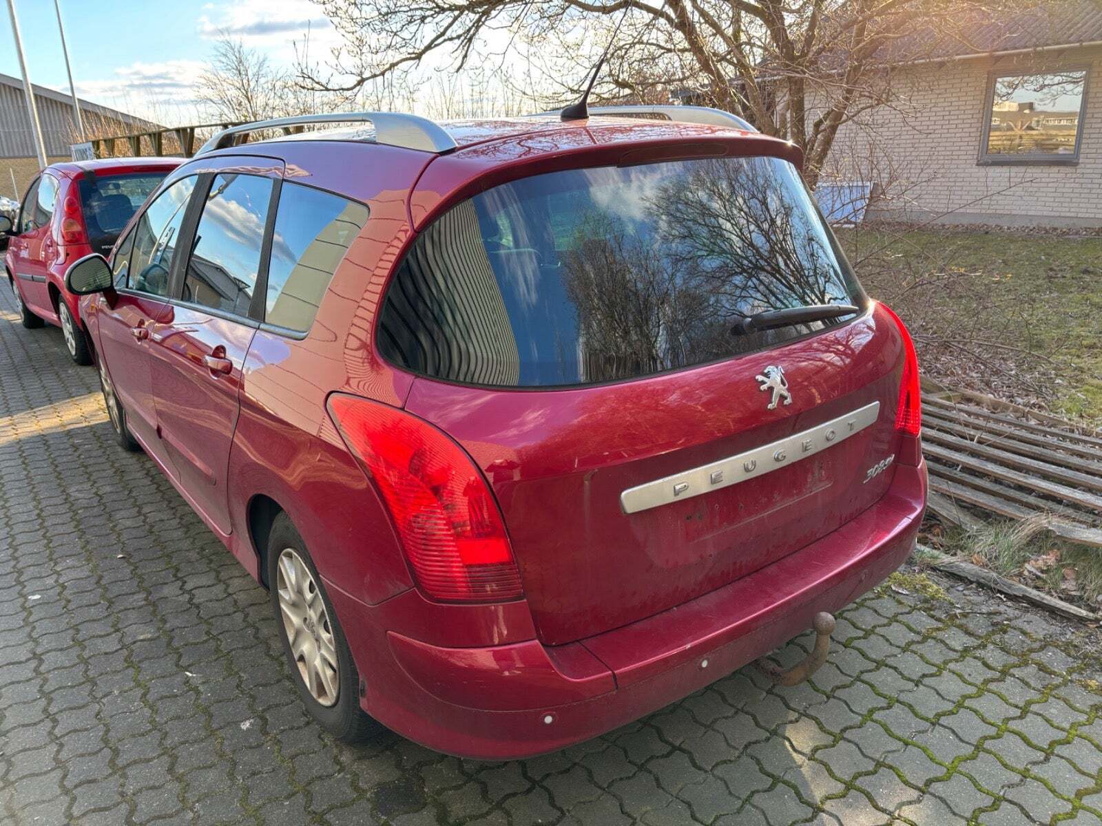 Rød Peugeot 308 fra 2010