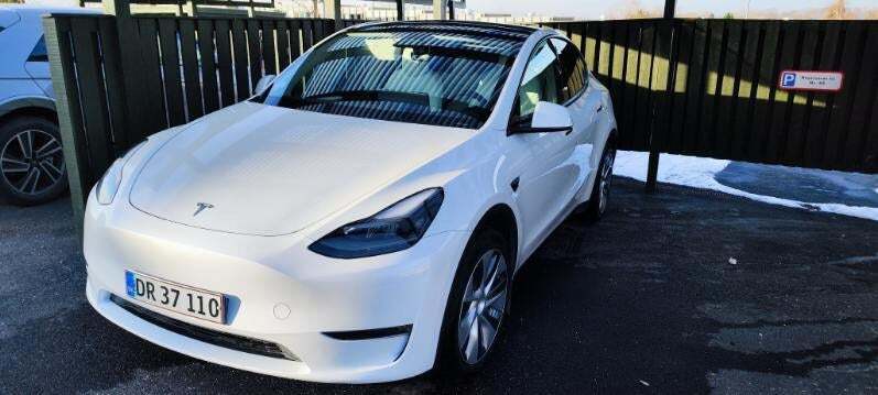 Hvid Tesla Model Y fra 2023