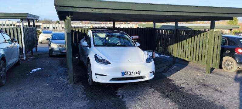 Hvid Tesla Model Y fra 2023