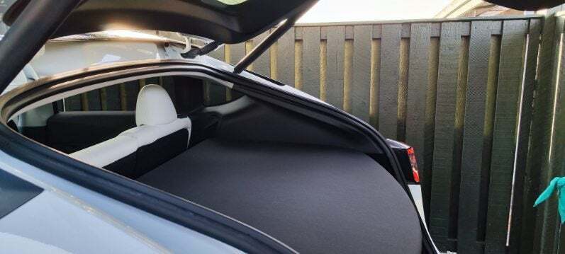 Hvid Tesla Model Y fra 2023