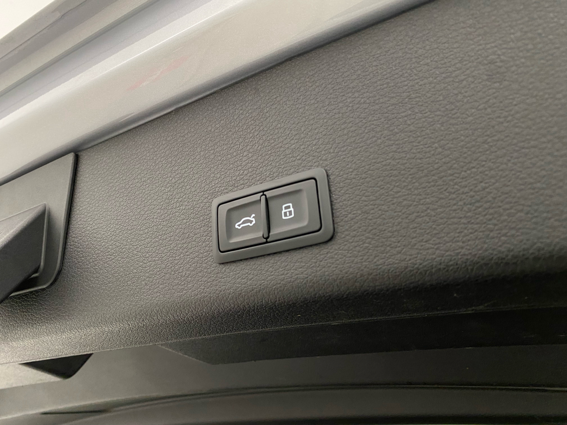 Sølv Audi e-tron fra 2021