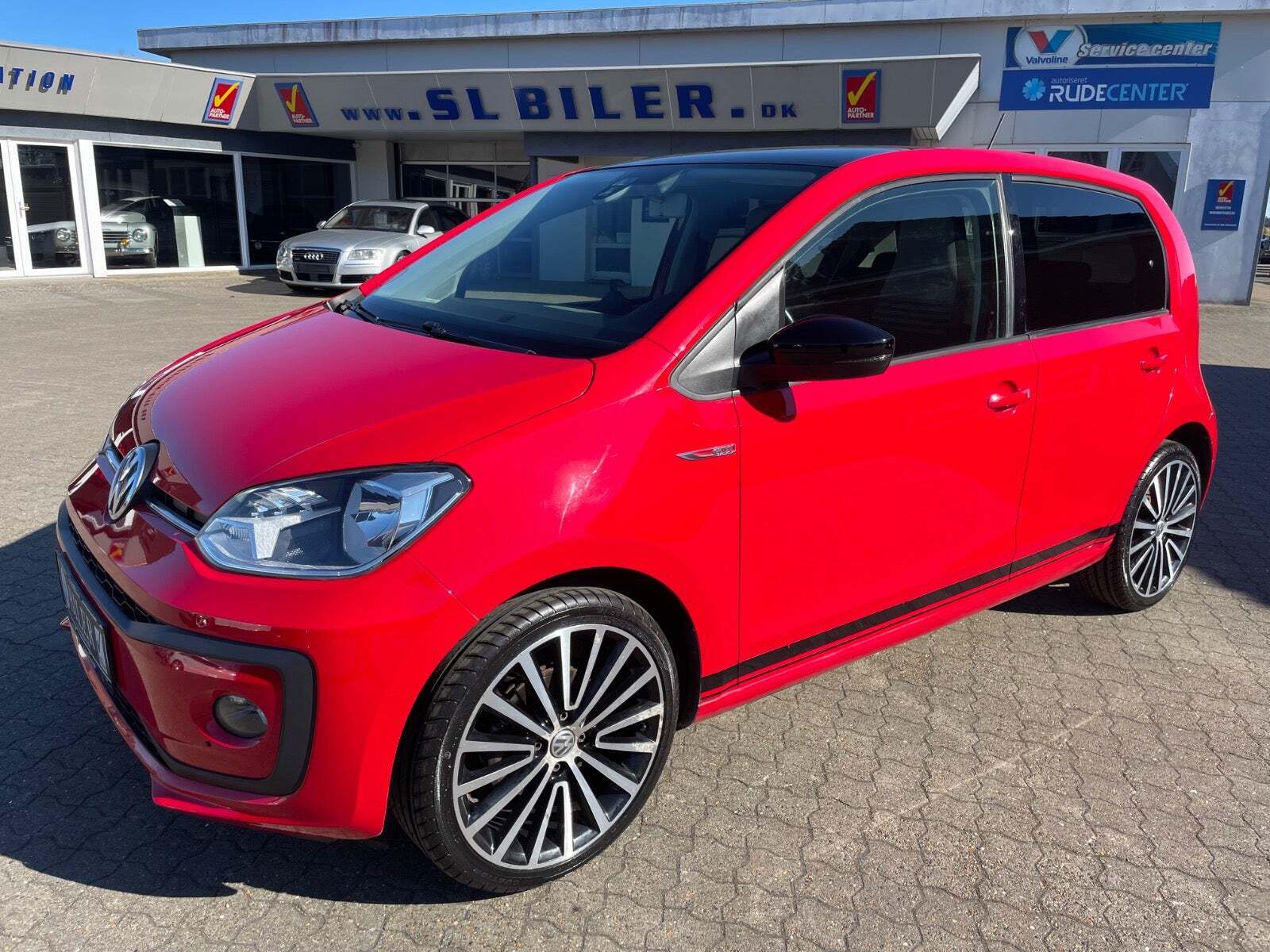 Rød VW UP! fra 2019 set udefra