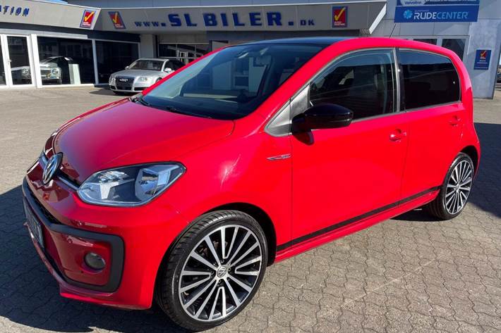 Rød VW UP! fra 2019 set udefra