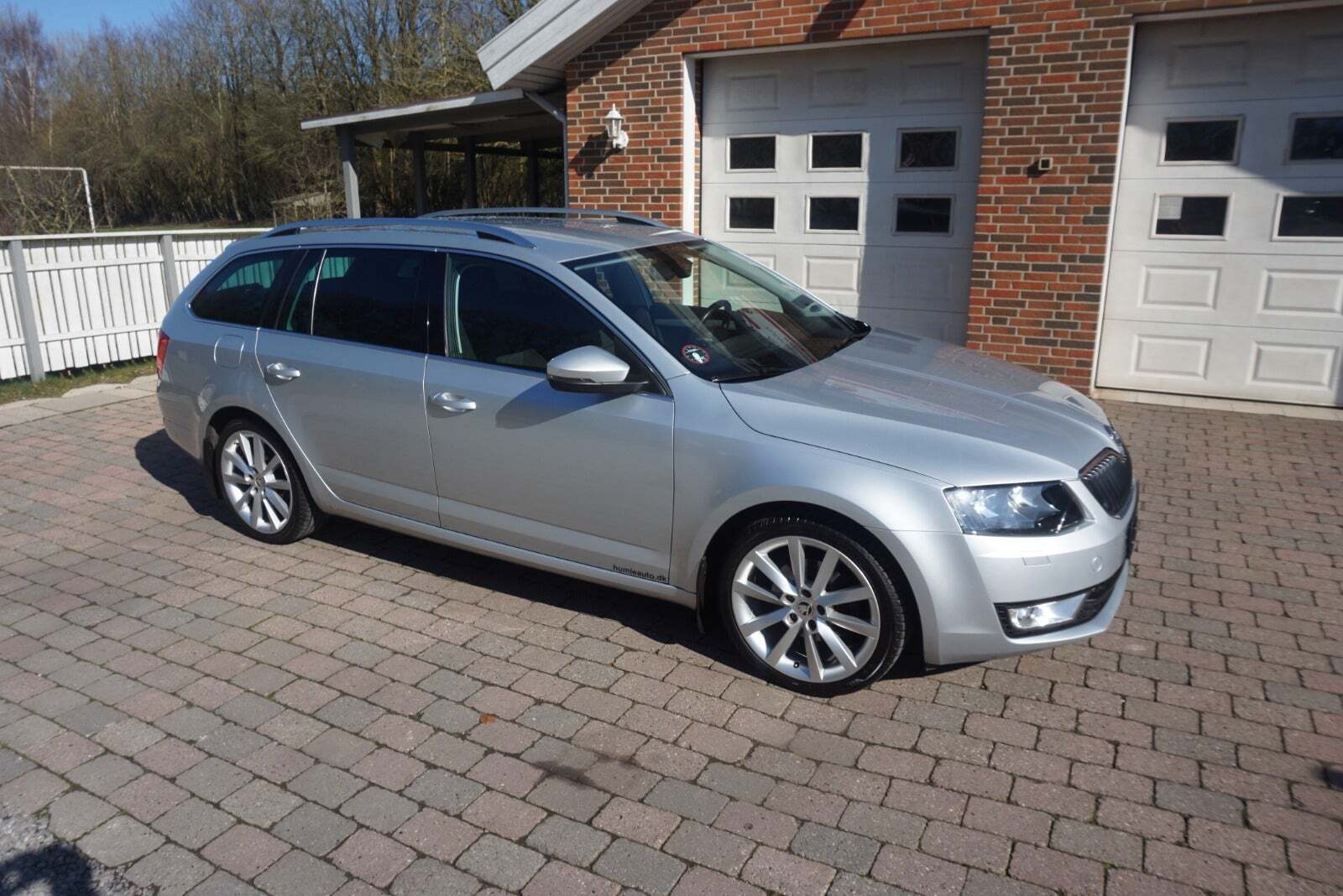 Sølv Skoda Octavia fra 2016 set udefra