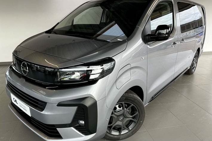 Grå Opel Zafira-e Life fra 2024 set udefra