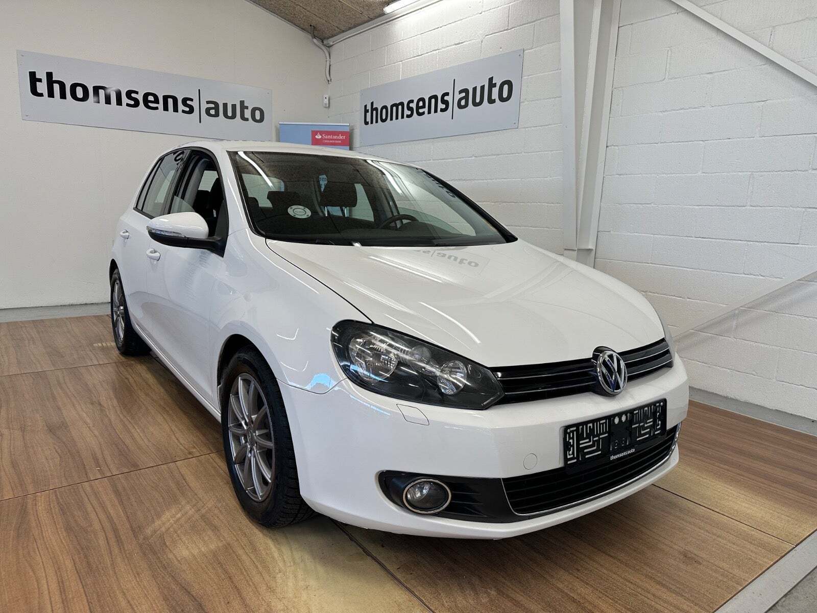 Hvid VW Golf VI fra 2013 set udefra