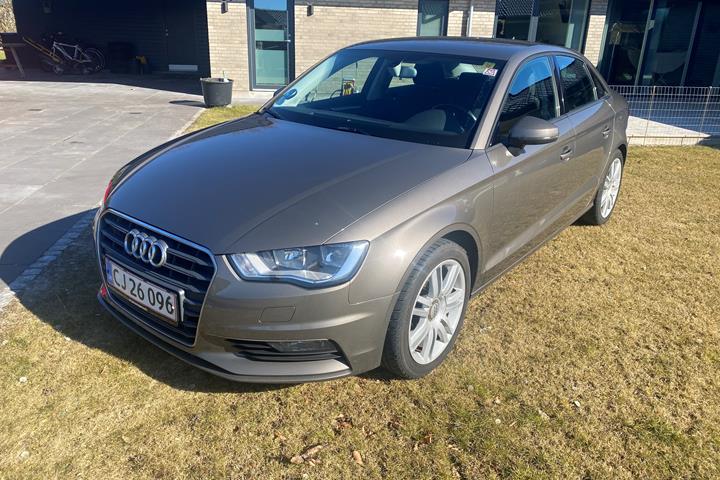 Grå Audi A3 Limousine fra 2015