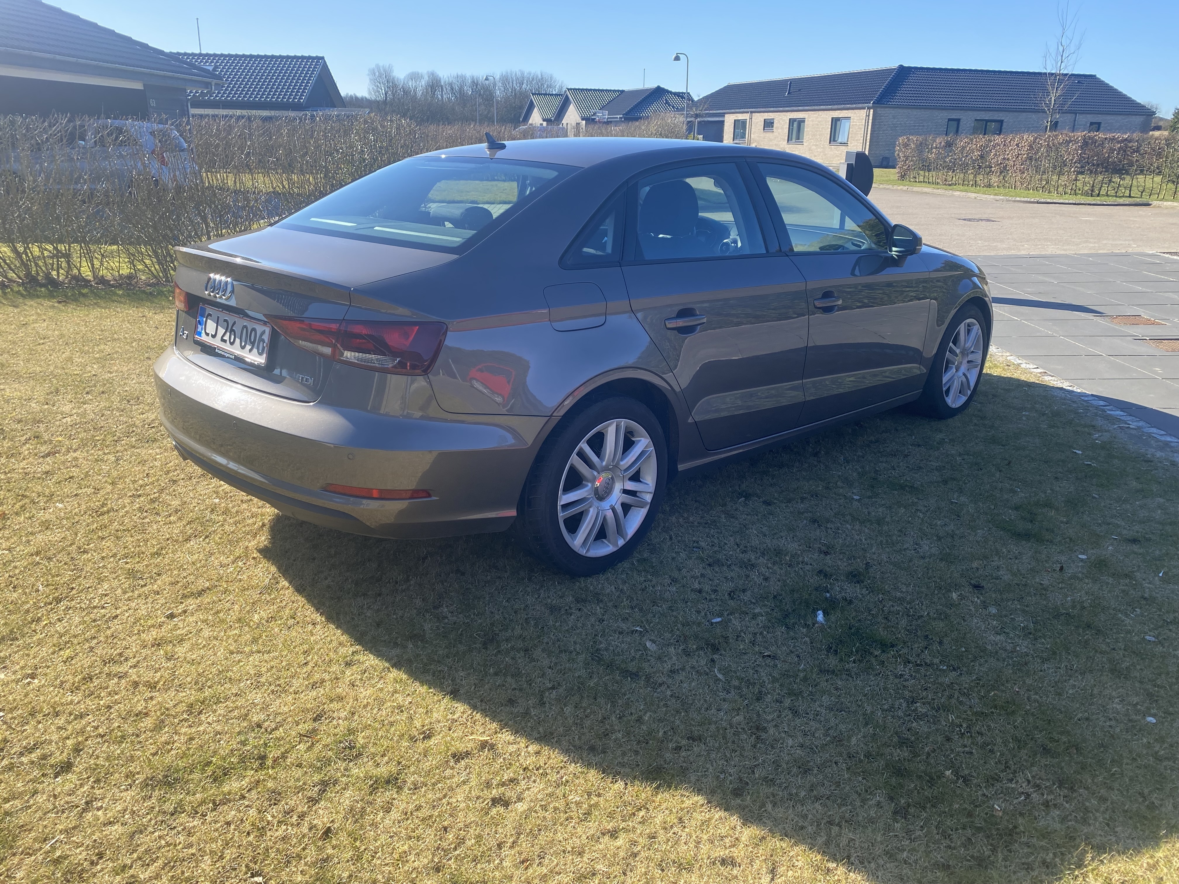 Grå Audi A3 Limousine fra 2015