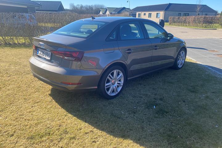 Grå Audi A3 Limousine fra 2015