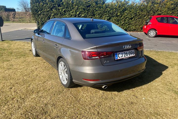 Grå Audi A3 Limousine fra 2015