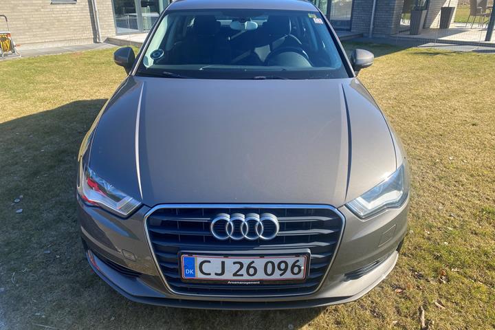 Grå Audi A3 Limousine fra 2015
