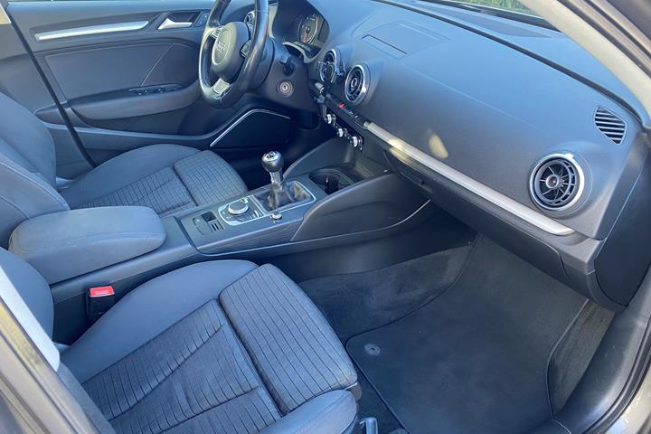 Grå Audi A3 Limousine fra 2015