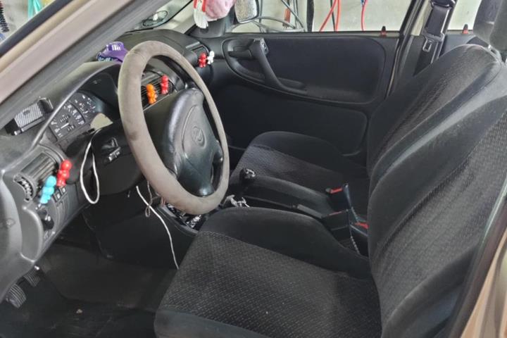 Beige Opel Astra fra 1997