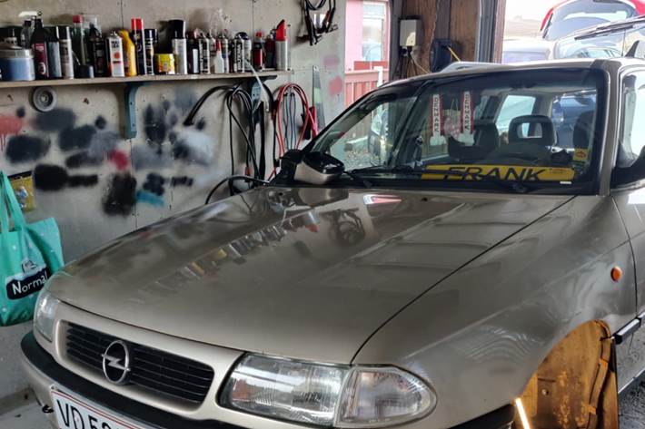 Beige Opel Astra fra 1997