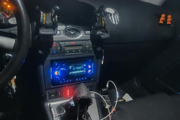 Sort Ford Mondeo fra 2004