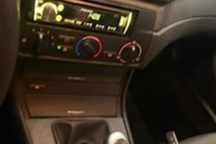 Blå BMW 316 fra 2003