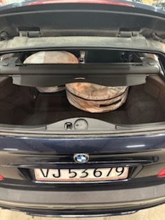 Blå BMW 316 fra 2003