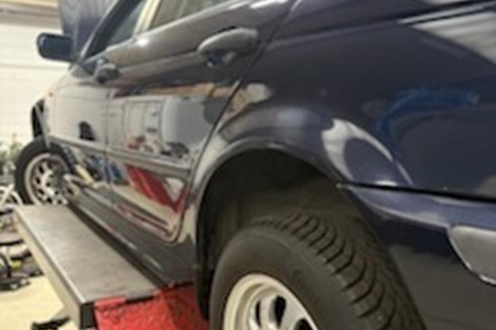 Blå BMW 316 fra 2003