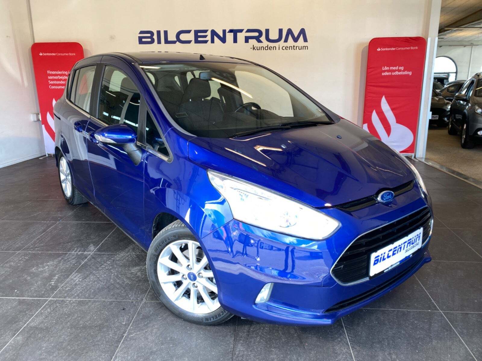 Blå Ford B-MAX fra 2015 set udefra