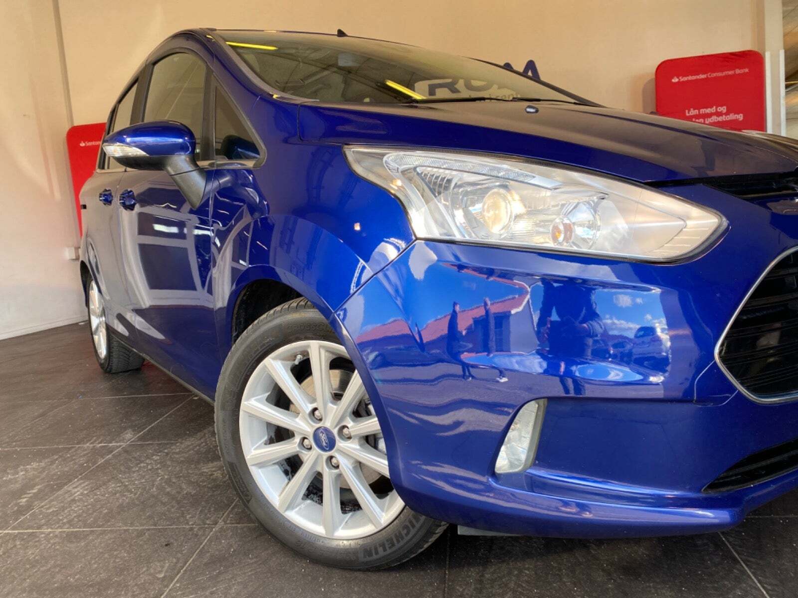 Blå Ford B-MAX fra 2015 set udefra