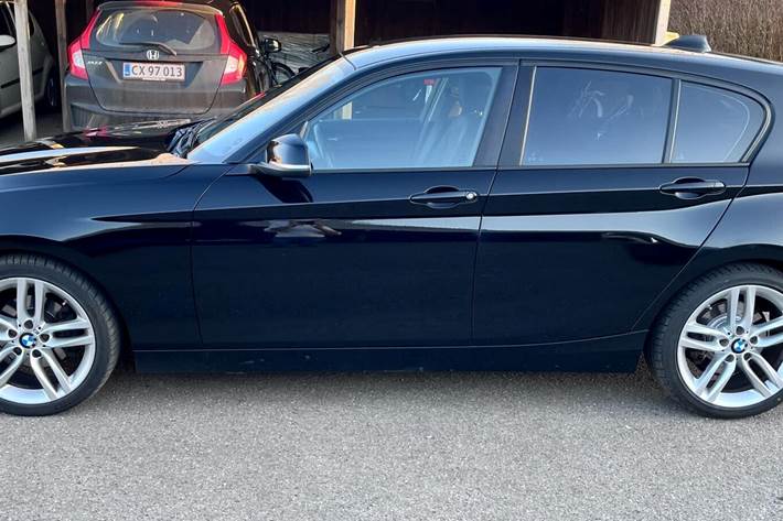 Sort BMW 1-Serie fra 2016