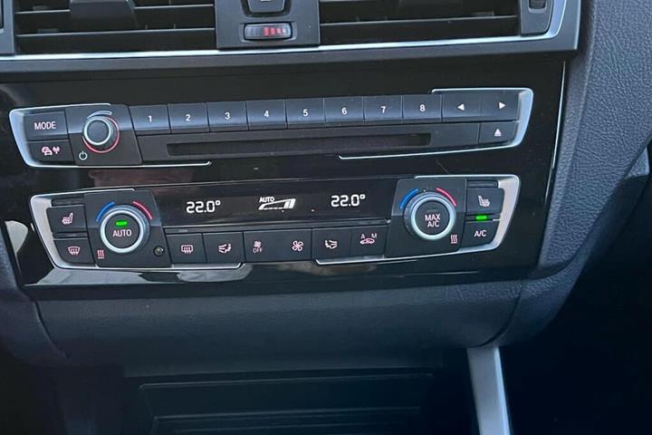 Sort BMW 1-Serie fra 2016