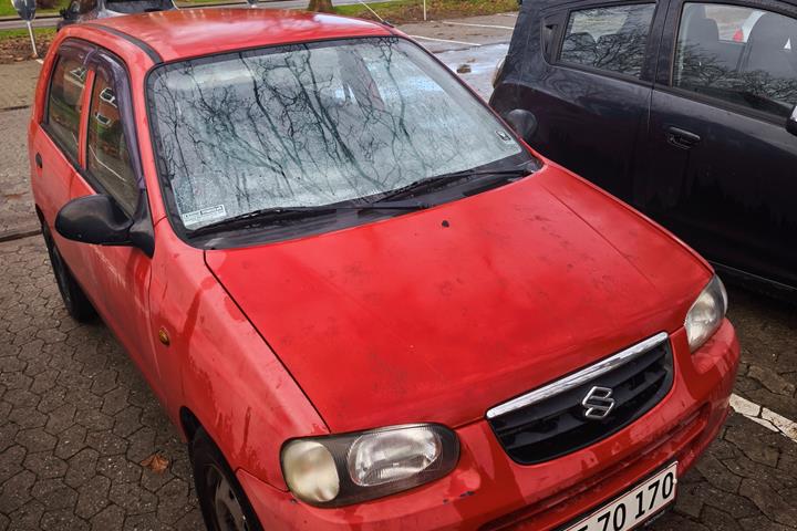 Rød Suzuki Alto fra 2005