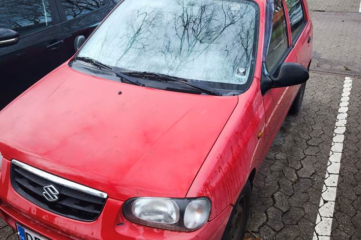 Rød Suzuki Alto fra 2005