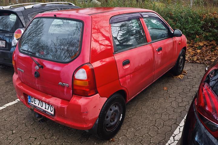 Rød Suzuki Alto fra 2005