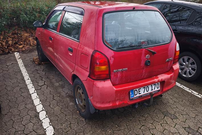 Rød Suzuki Alto fra 2005