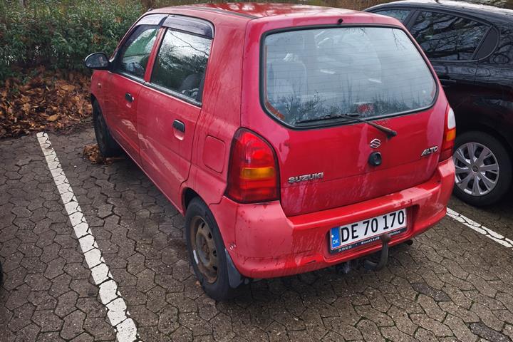 Rød Suzuki Alto fra 2005