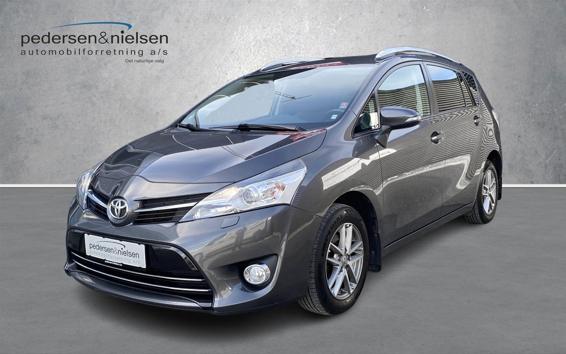 Sort Toyota Verso fra 2015 set udefra