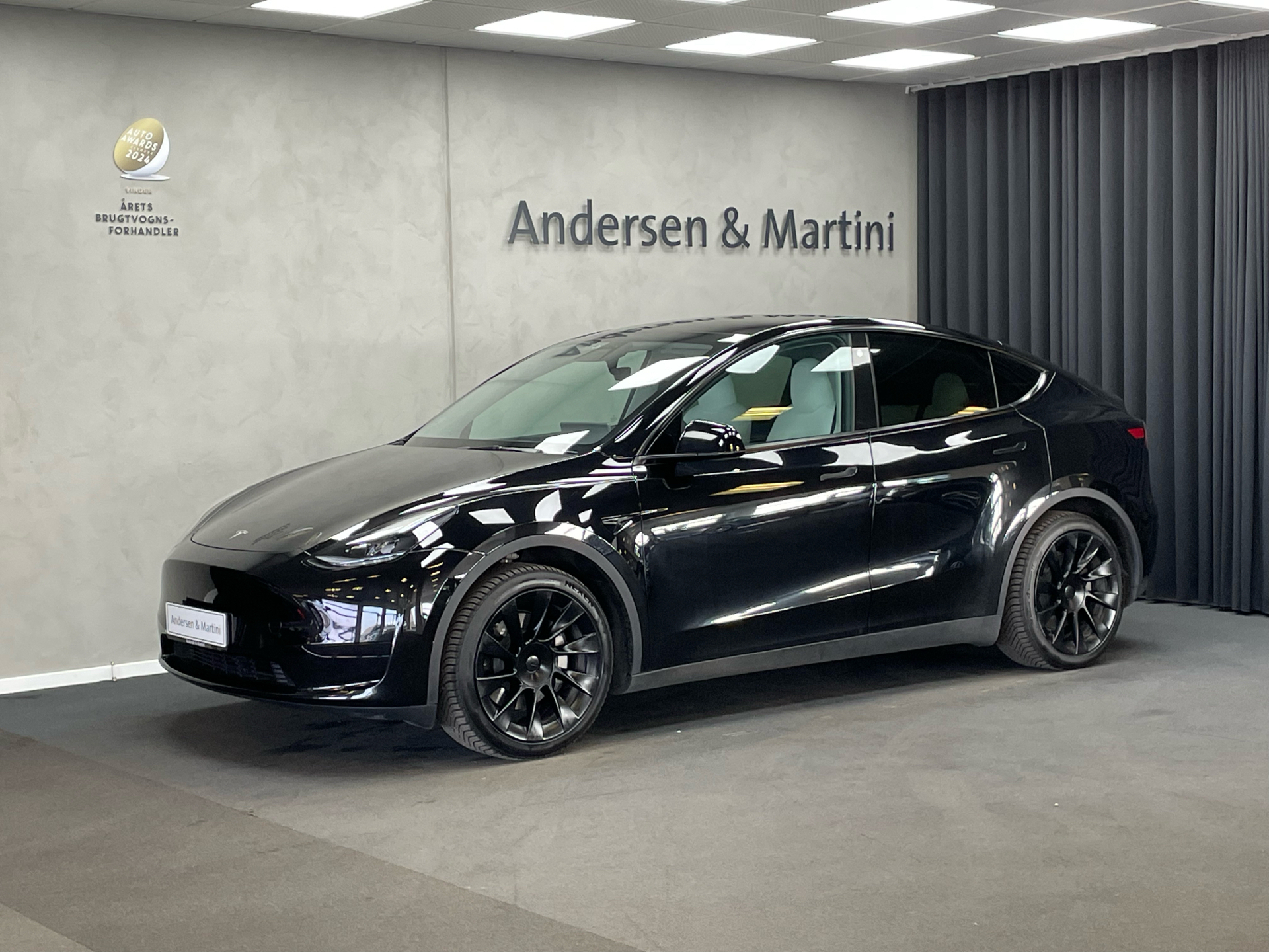 Sort Tesla Model Y fra 2022 set udefra