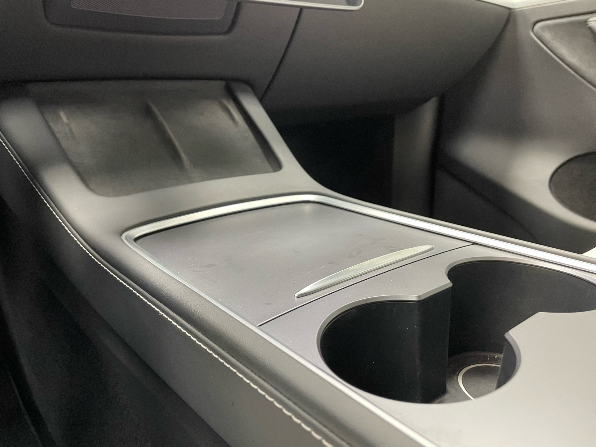 Sort Tesla Model Y fra 2022