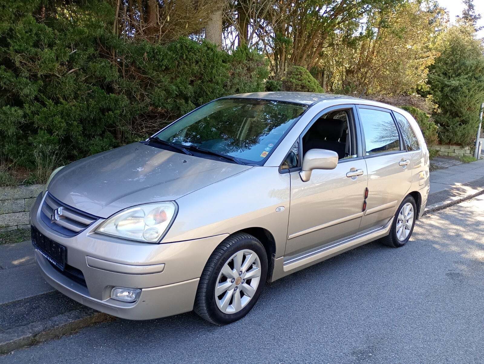 Beige Suzuki Liana fra 2006 set udefra