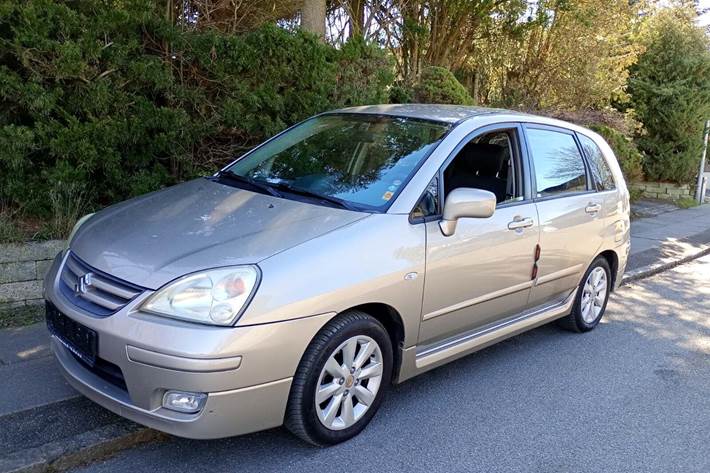 Beige Suzuki Liana fra 2006 set udefra