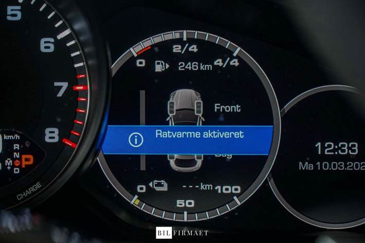 Sort Porsche Cayenne fra 2020 set indefra